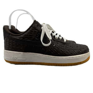 黑色鱷魚紋Nike Air Force 1運動鞋，配白色鞋帶和橡膠鞋底。