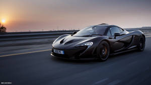 黑色McLaren P1在日落時分在高速公路上飛馳，帶有動態模糊。 — 麥拿侖 GIF 壁紙