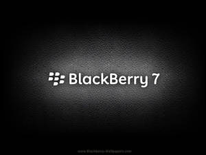 BlackBerry 7 標誌在帶有聚光燈照明的黑色皮革紋理上。 — 黑色電話 壁紙