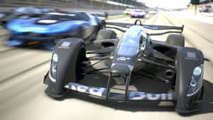 黑色 Formula E 賽車在賽道上疾馳，背景有競爭對手。