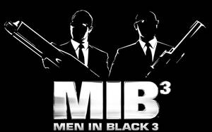 兩個穿著西裝的特工手持外星武器，帶有MIB3標誌