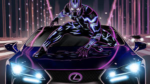 黑豹穿著超級英雄服裝，夜晚蹲在一輛紫色 Lexus 車上。