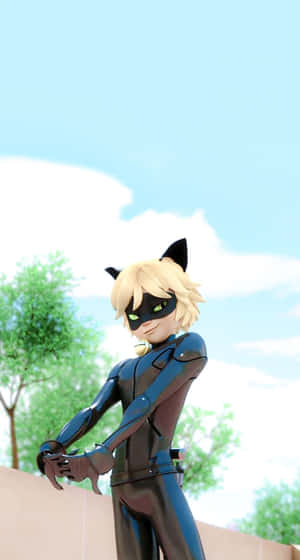 動漫角色Cat Noir穿著黑色西裝在陽光普照的日子裡戶外站立。