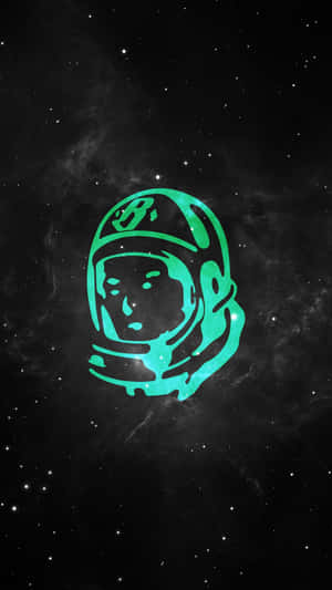 在星空和星雲的太空環境中漂浮的發光綠色太空人頭盔。