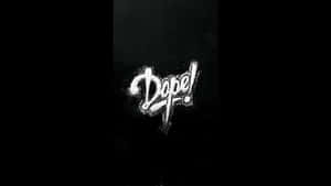 黑色牆壁上寫有白色塗鴉文字「Dope!」。