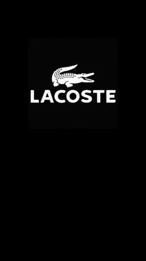 白色Lacoste標誌，帶有鱷魚圖案，置於有紋理的黑色背景上。