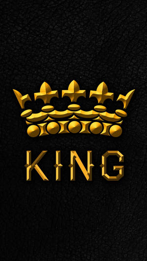 金色皇冠和king字樣在黑色皮革紋理上。