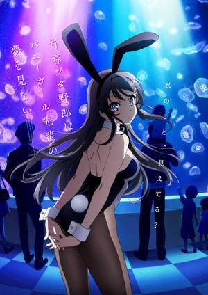 動漫女孩穿兔女郎服裝在水母缸內，人們在觀看