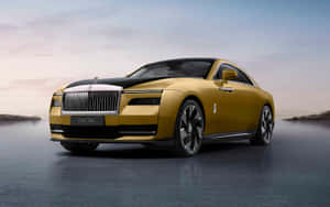 日落時分，金色勞斯萊斯 Spectre 轎跑車停在潮濕的路面上。