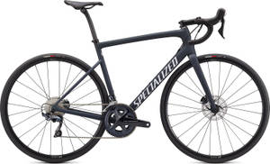 霧黑色Specialized公路自行車，配備彎把和碟剎。 — 自行車 壁紙