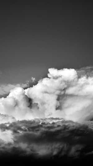 高對比度和戲劇性紋理的單色雲朵充滿天空。