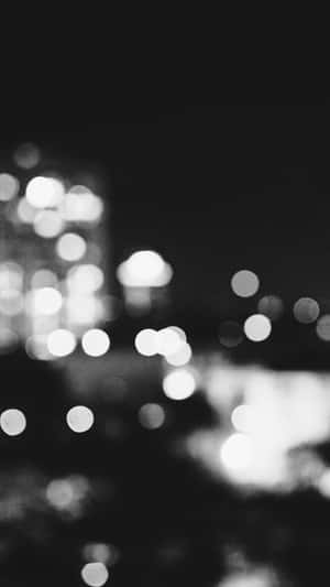 夜晚城市柔和發光的燈光，以黑白呈現。