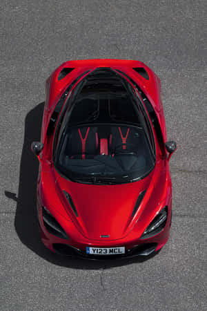 從瀝青上方俯瞰紅色McLaren跑車。 — Huawei MatePad 11.5 (2026) 壁紙