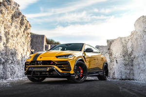 黃色Manhart Lamborghini Urus停放在白色石灰岩懸崖之間。