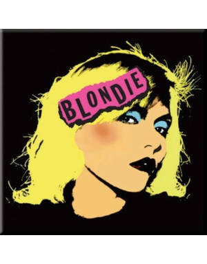 大膽的普普藝術肖像，金髮女子有藍眼睛和粉紅色文字寫著 Blondie。