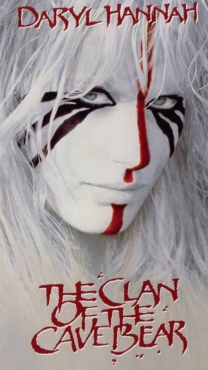 《The Clan of the Cave Bear》電影海報中，Daryl Hannah 臉上塗有白色顏料和紅色條紋。