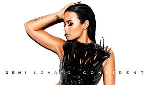 Demi Lovato 身穿黑色服裝，手放在頭髮上，自信地擺出姿勢。 — Beyoncé 壁紙