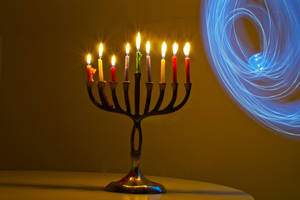 帶有燃燒蠟燭同牆上藍色光旋渦嘅 Menorah — 煙火 壁紙