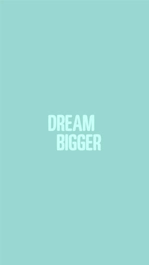 薄荷綠色背景，白色勵志文字 dream bigger。