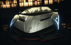 夜間雨中的倉庫裡，銀色林寶堅尼跑車配藍色車頭燈。