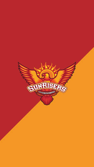 Sunrisers Hyderabad 運動隊伍標誌，在紅橙分色背景上採用火鳳凰設計。