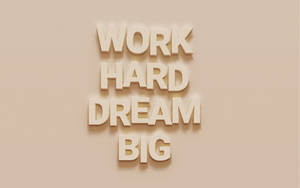 素色牆上以米色3D字母顯示的勵志文字work hard dream big。 — 米色 壁紙