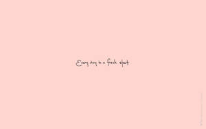 勵志名言 every day is a fresh start 以黑色草書寫在柔和的粉紅色背景上 — 鼓舞人心的 壁紙