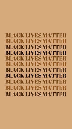 以棕色調重複 Black Lives Matter 標語的文字型壁紙。