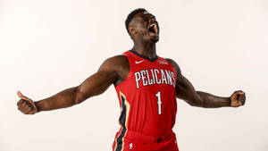 身穿紅色Pelicans球衣的籃球運動員張開雙臂慶祝勝利。