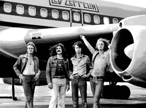 Led Zeppelin 樂隊成員在其品牌飛機前擺姿勢。
