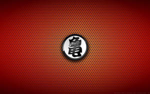 紅色穿孔金屬背景，帶有黑白圓形漢字徽章。