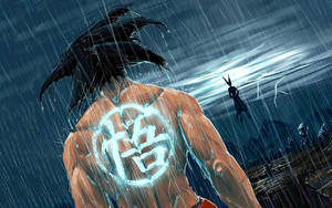 動漫戰士背部有發光紋身，在雷暴中站立於雨中。
