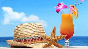 沙灘桌上的熱帶飲品配海星和草帽 — 16:9 壁紙