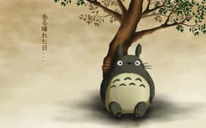一個灰色龍貓角色坐在一棵有綠葉的樹下。