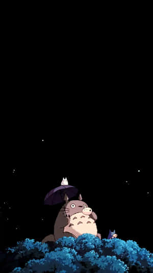 龍貓同貓喺夜晚藍色灌木叢中嘅遮下，有星星