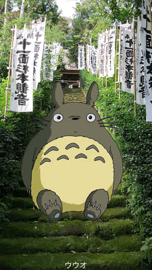 龍貓坐在森林中長滿青苔的階梯上，旁邊有日本旗幟