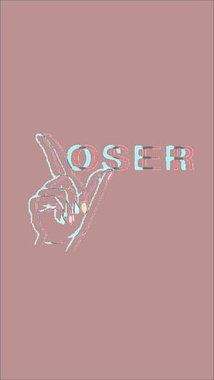 在粉紅色背景上帶有故障文字「OSER」的手勢