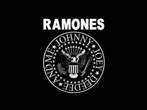 Ramones 樂隊標誌，帶有鷹和成員名字，白色在黑色上。