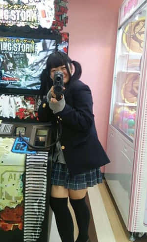 穿校服的女孩用玩具槍玩街機射擊遊戲。