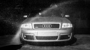 夜間用水噴灑清洗銀色奧迪汽車 — 酷車 壁紙